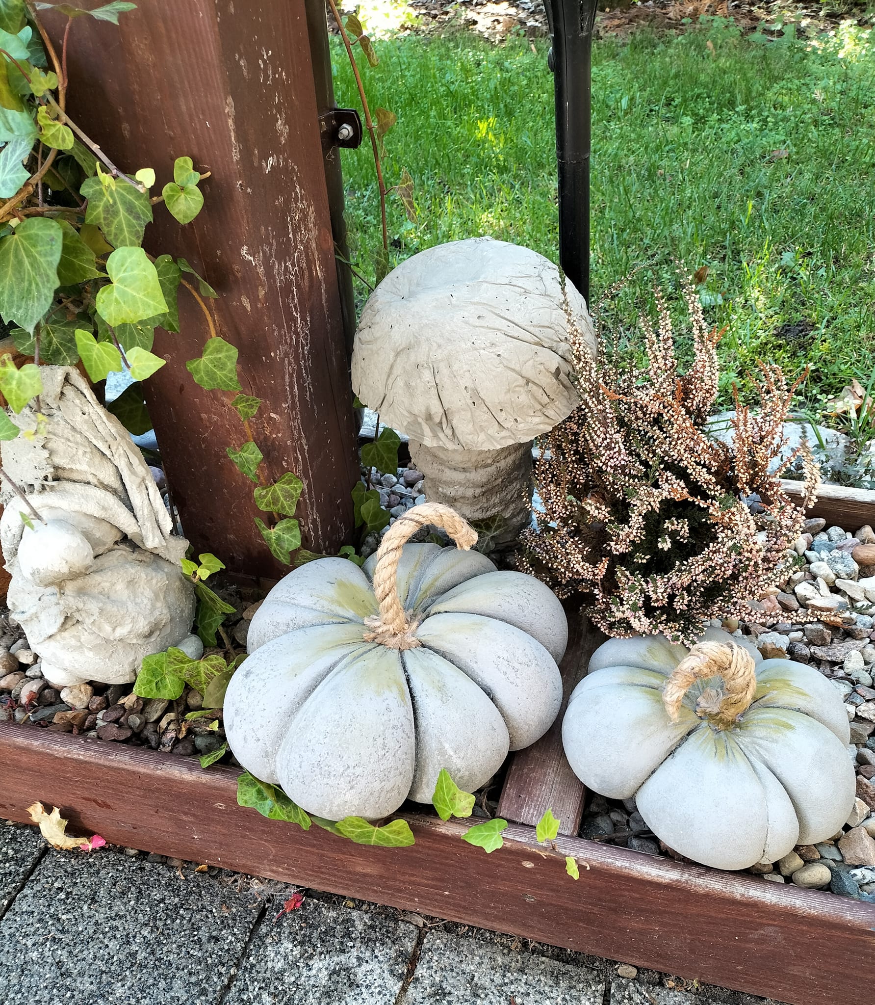 dynie, krasnal i grzyb - rzeźba Beaty Patalas