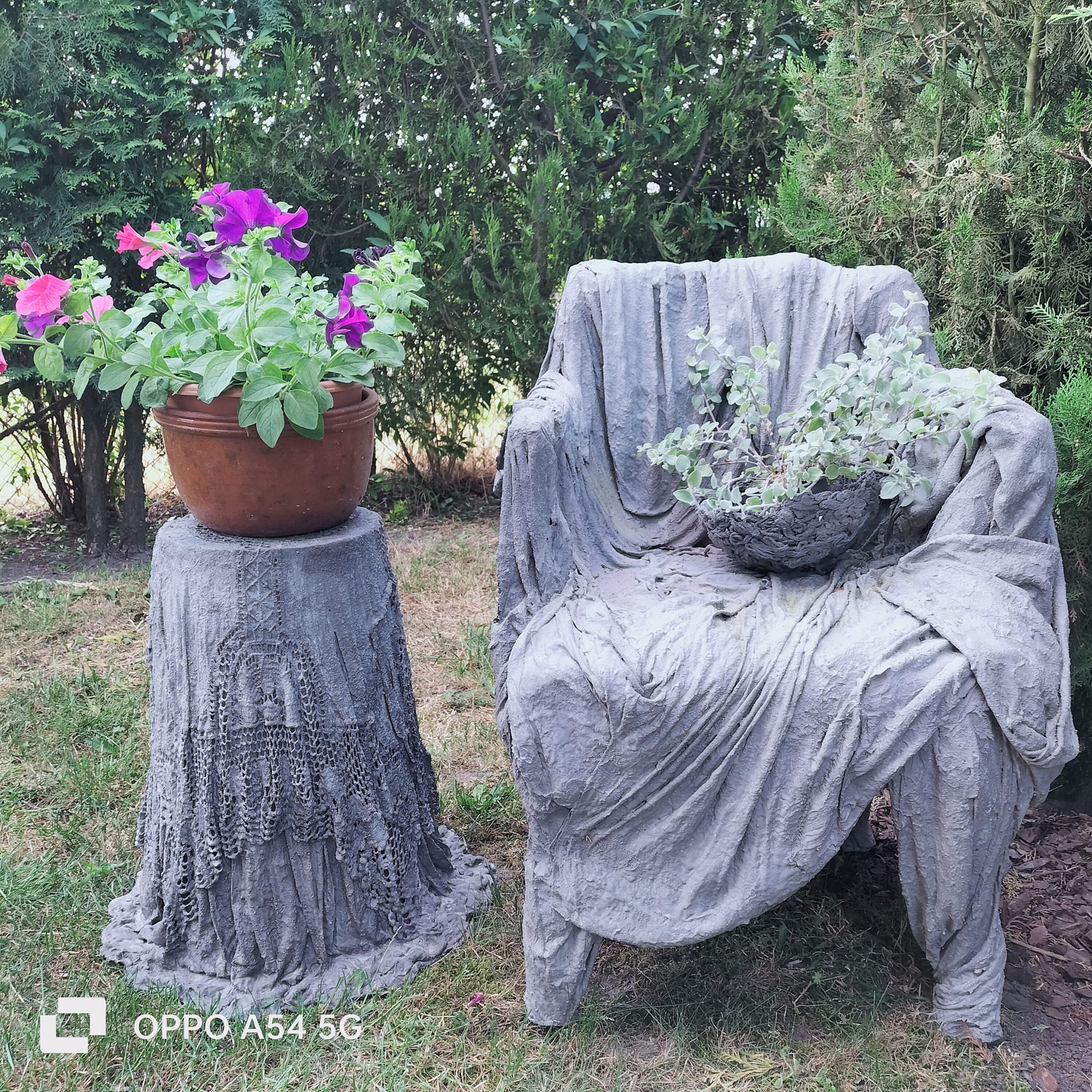 fotel i stojak - rzeźba Beaty Patalas