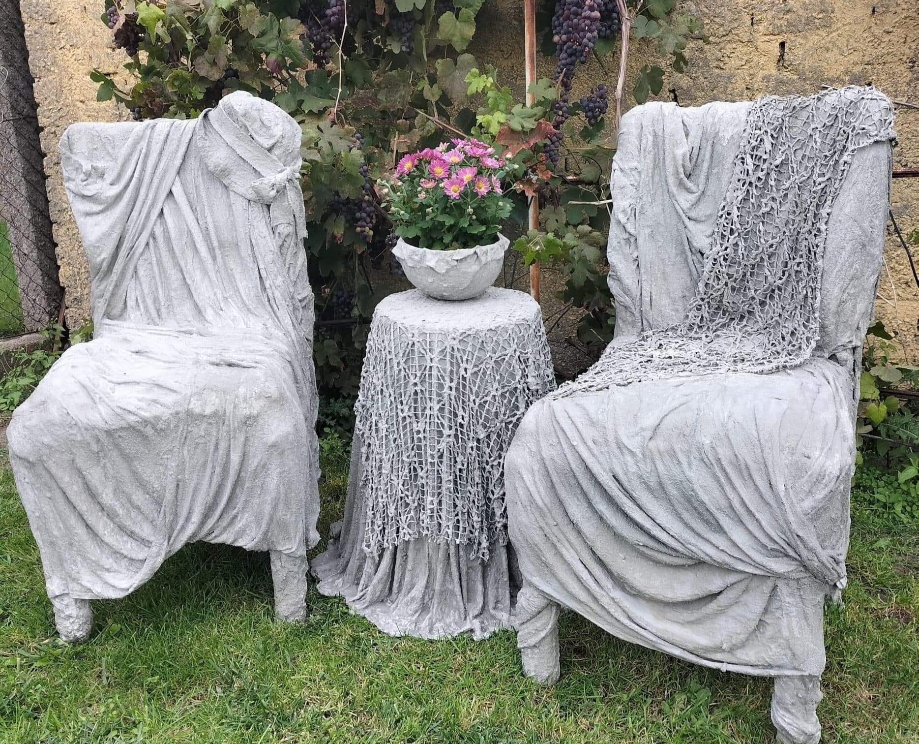 fotele, stolik i doniczka - rzeźba Beaty Patalas