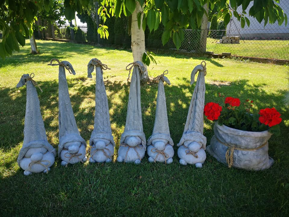 krasnale i doniczka - rzeźba Beaty Patalas