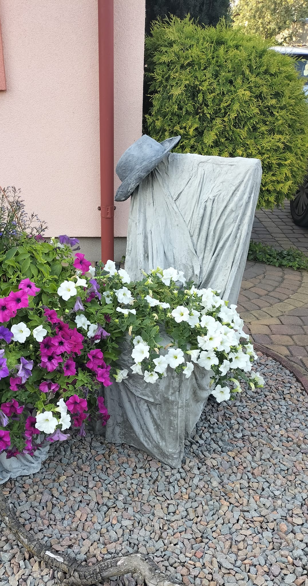 krzesło z kapeluszem - rzeźba Beaty Patalas