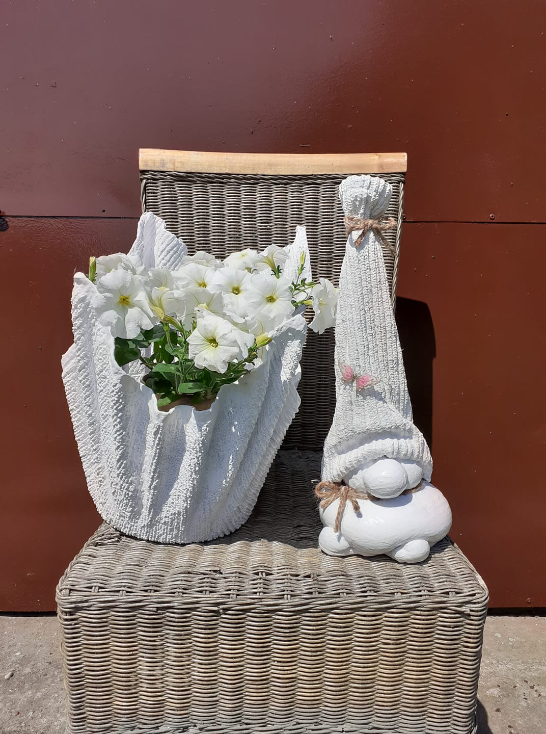 krasnal i doniczka - rzeźba Beaty Patalas